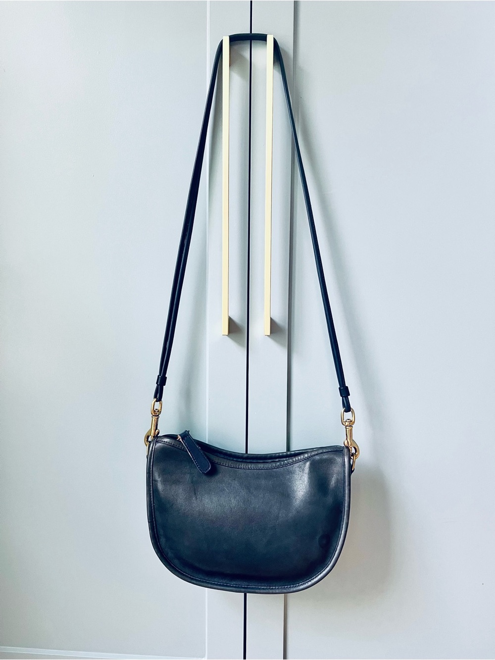RARE VINTAGE COACH crossbody saddle bag in navy leather